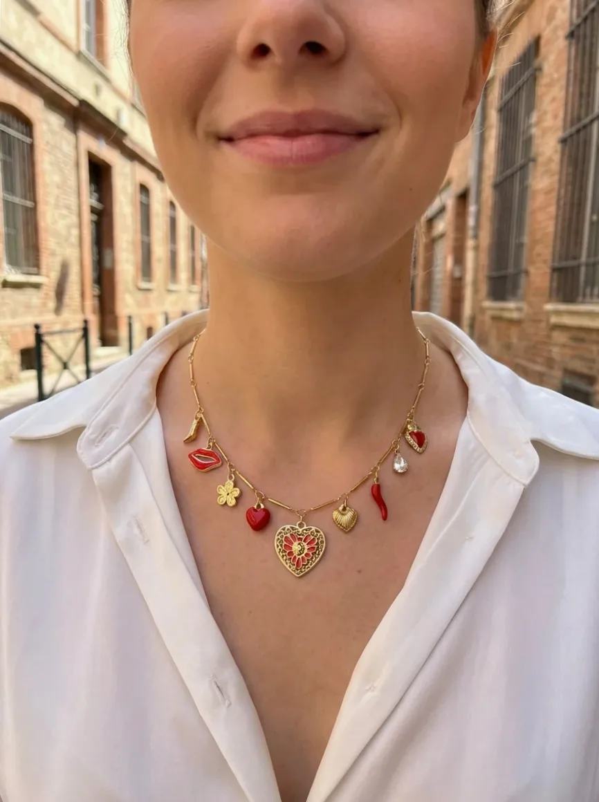 Detalle del material y acabado — Collar dorado eslabones bambú charms corazones y labios