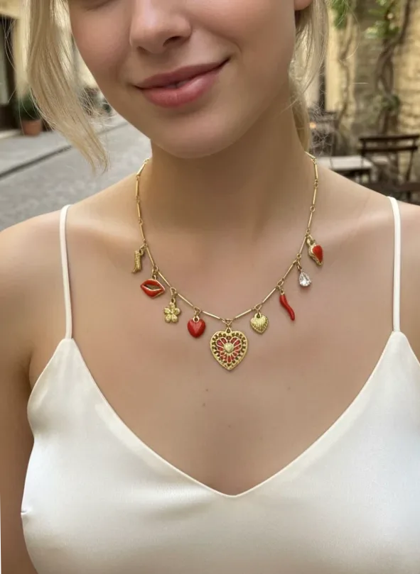 Collar dorado eslabones bambú charms corazones y labios puesto en el cuello