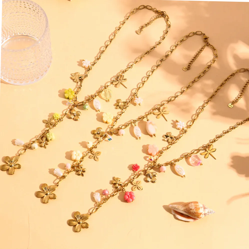 Detalhe do material e do acabamento — Colar dourado Y charms flores pedras e pérolas