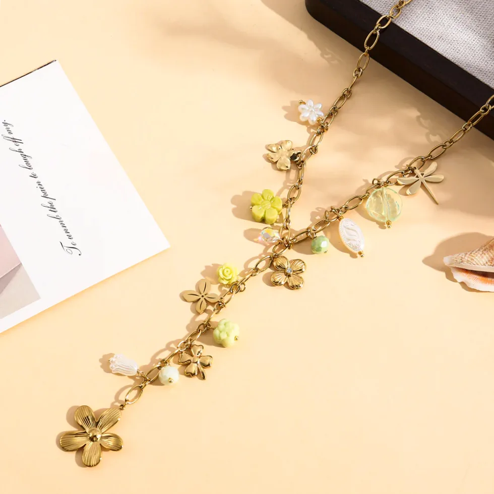 Colar dourado Y charms flores pedras e pérolas usado no pescoço