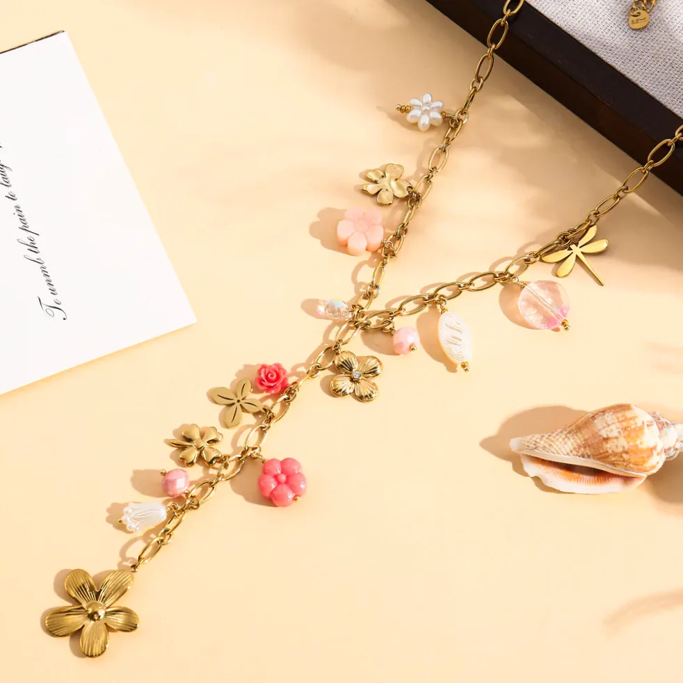 Colar dourado Y charms flores pedras e pérolas — vista de escala e dimensões