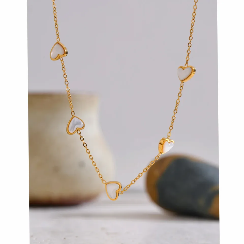 Collier doré en Y cœur ajouré et perle blanche