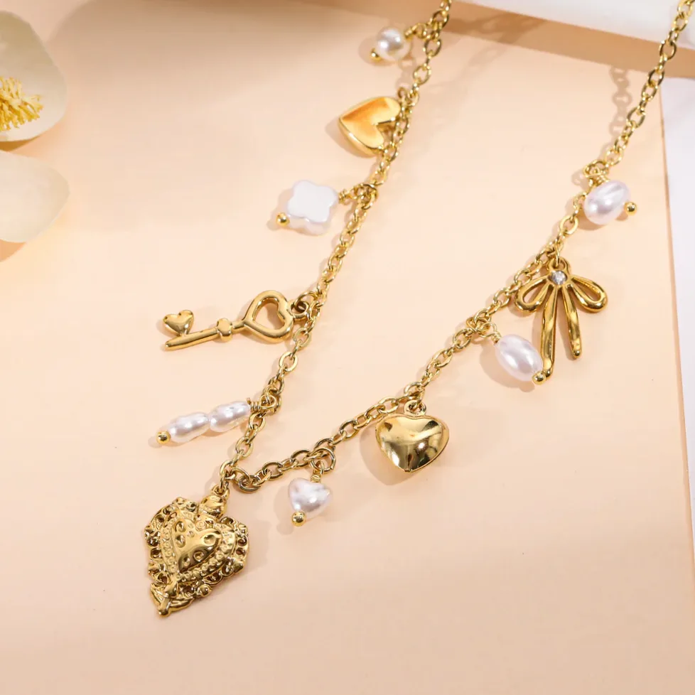 Detalle del material y acabado — Collar dorado fino charms corazón y perlas pequeñas