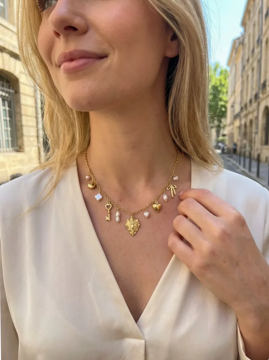 Collar dorado fino charms corazón y perlas pequeñas — Gemzara