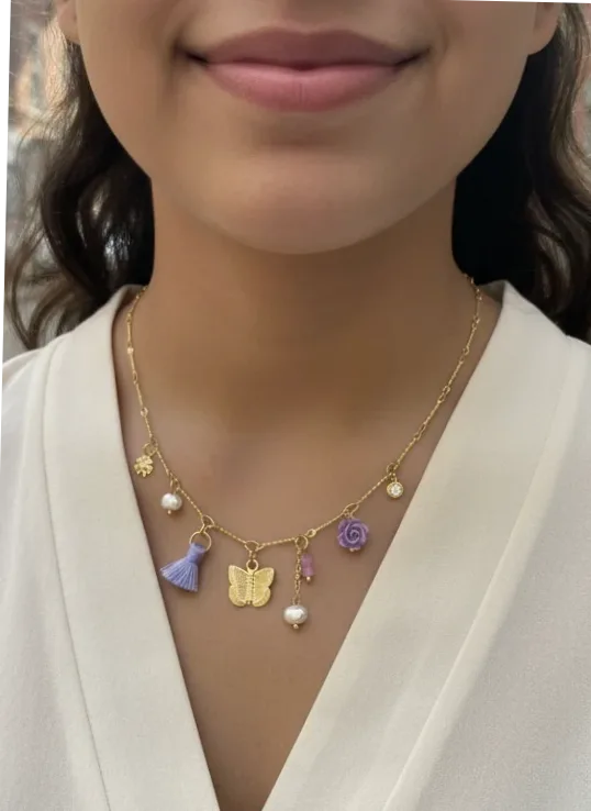 Collar dorado fino charms mariposa y flores violetas — Gemzara