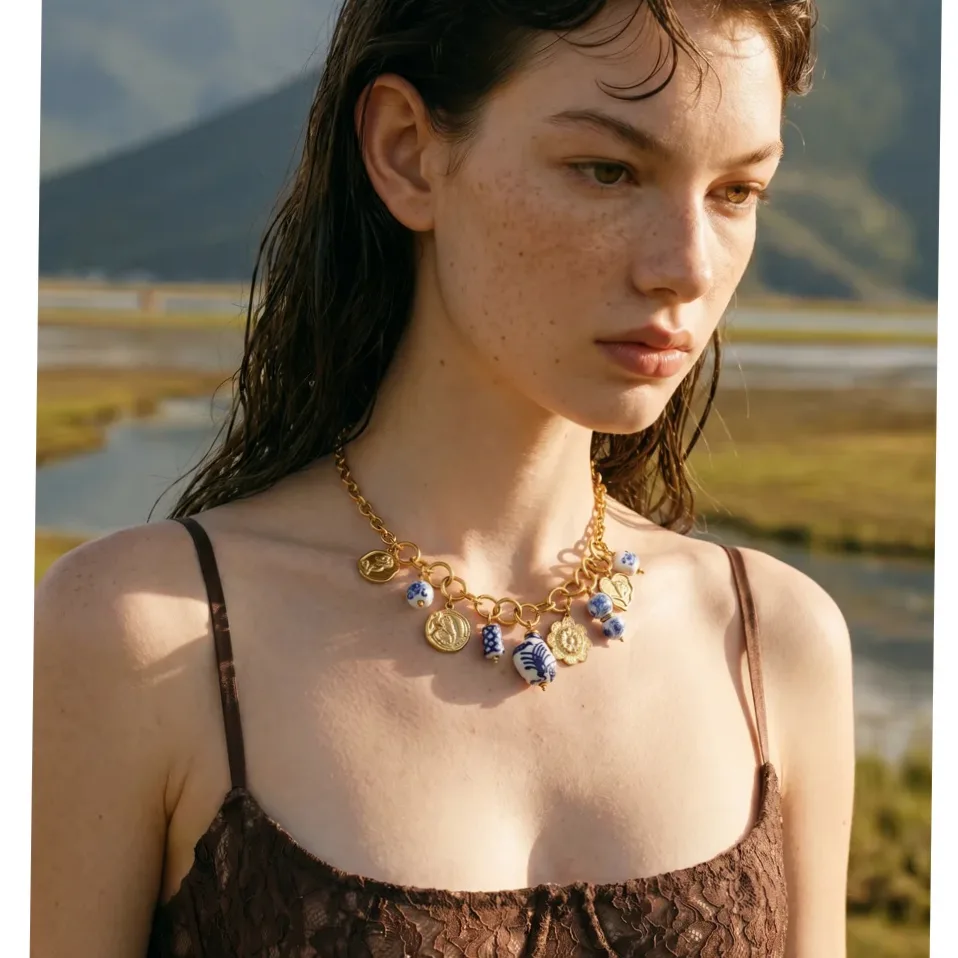 Collier doré multi-charms fleurs et breloques en porcelaine