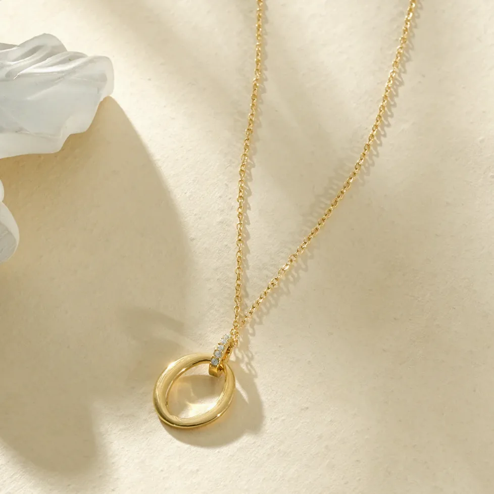 Détail de la matière et finition — Collier fin orné d’ovales de tailles différentes et d’un ovale strassé