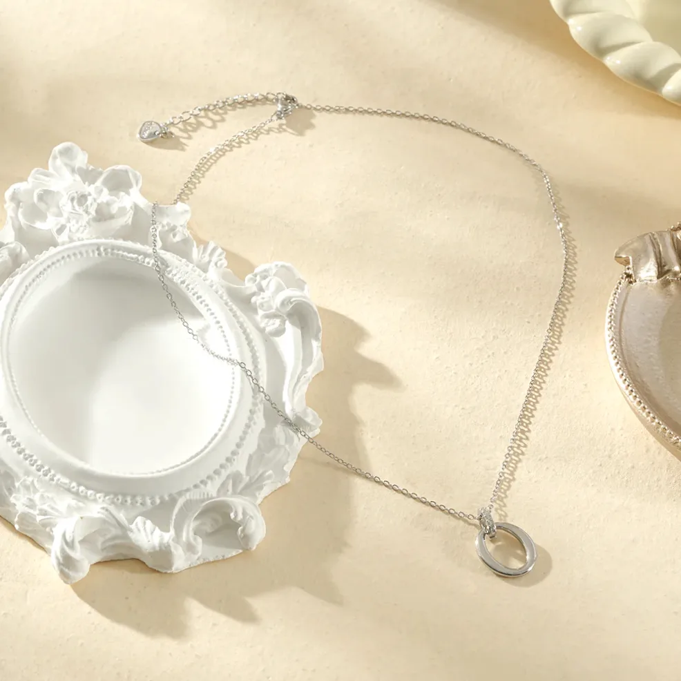 Collier fin orné d’ovales de tailles différentes et d’un ovale strassé — vue d’échelle et dimensions