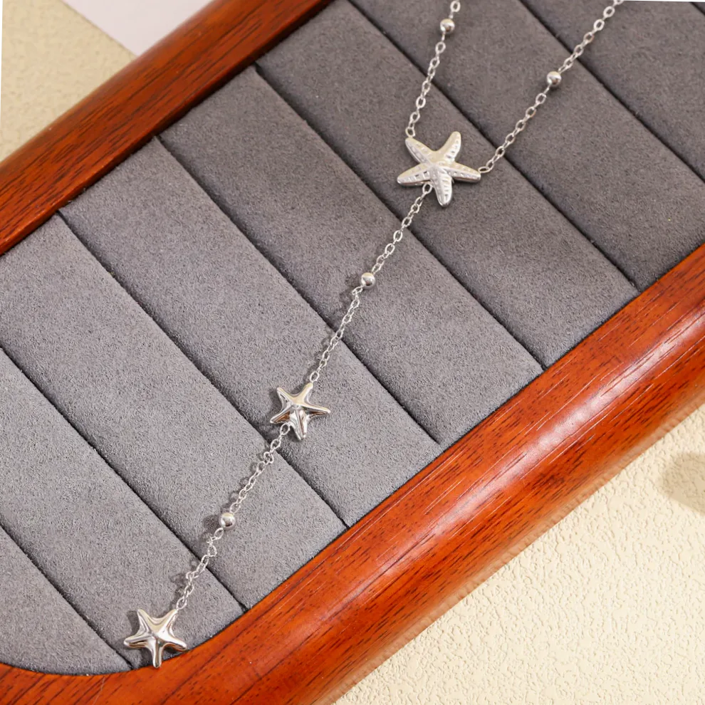 Colar três estrelas do mar tamanhos variados — vista de escala e dimensões