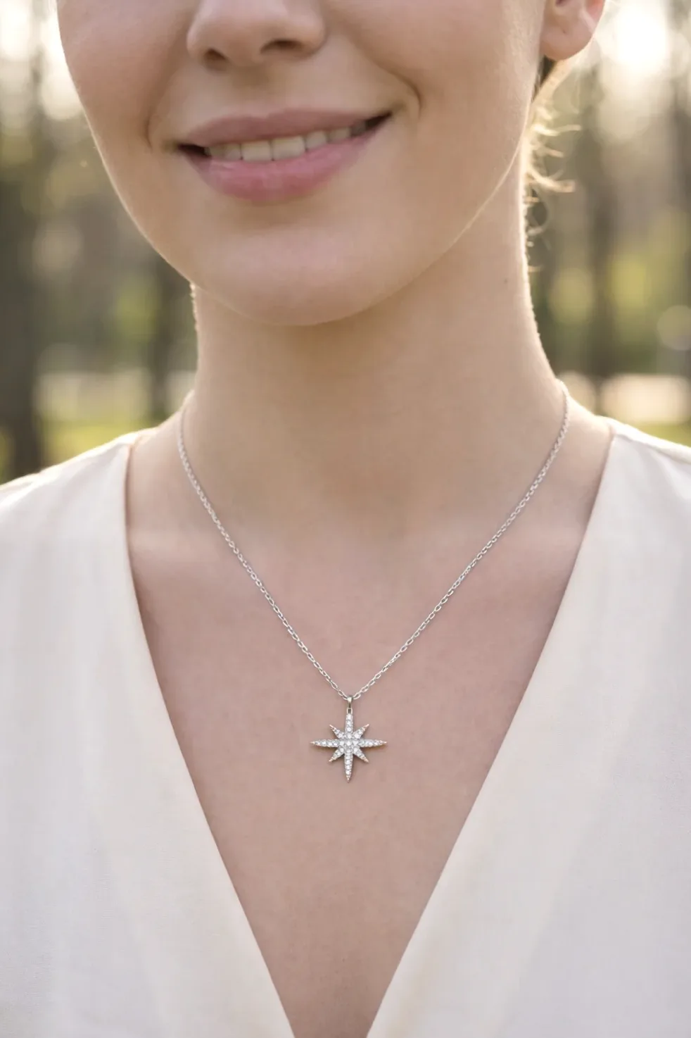 Detailansicht von Material und Verarbeitung — Halskette Stern Anhänger pavé Strass Damen