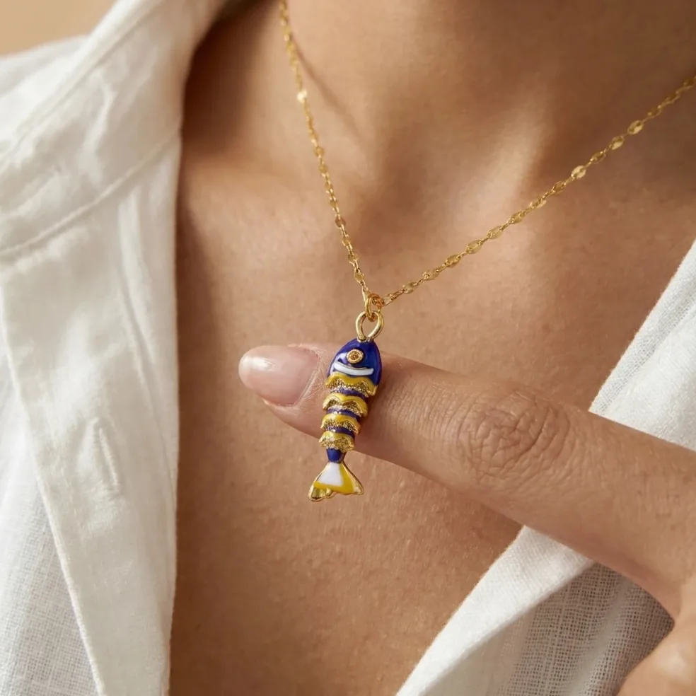 Collar Colgante de Pez en Acero Inoxidable para Mujer - Diseño — vista de escala y dimensiones