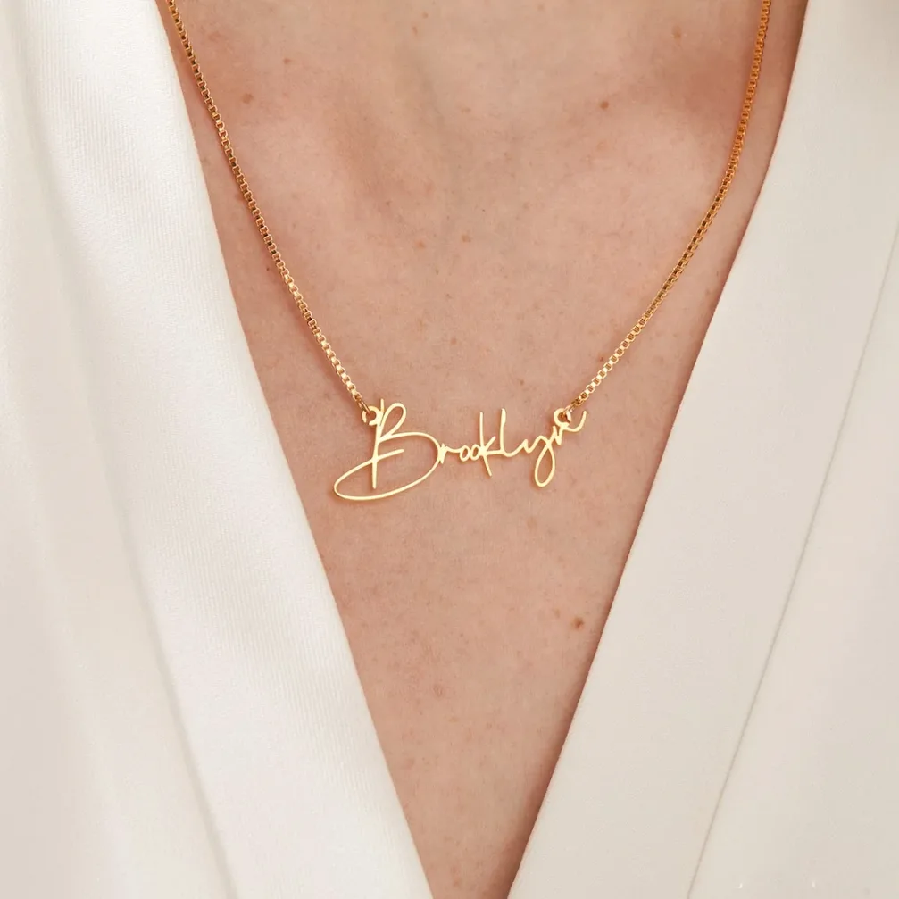 Detaliu al materialului și al finisajului — Colier personalizat cu nume din aur cu lanț cutie, bijuterie