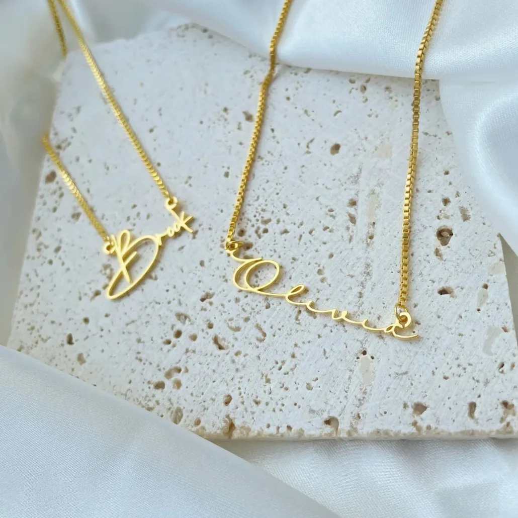 Colier personalizat cu nume din aur cu lanț cutie, bijuterie — vedere de scară și dimensiuni