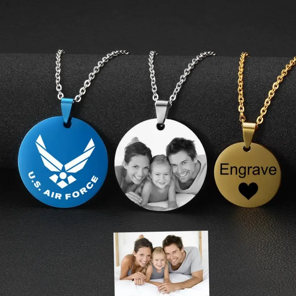 Personalizirani Foto Privezak za Žene - Srcasti Medaljon od Nehrđajućeg Čelika s Gravurom nošeno oko vrata
