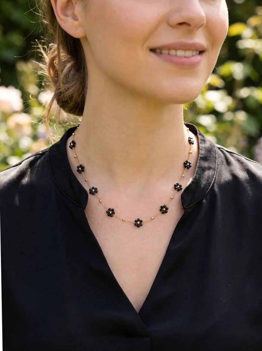 Detalle del material y acabado — collar gargantilla flor cristales colores brillante mujer