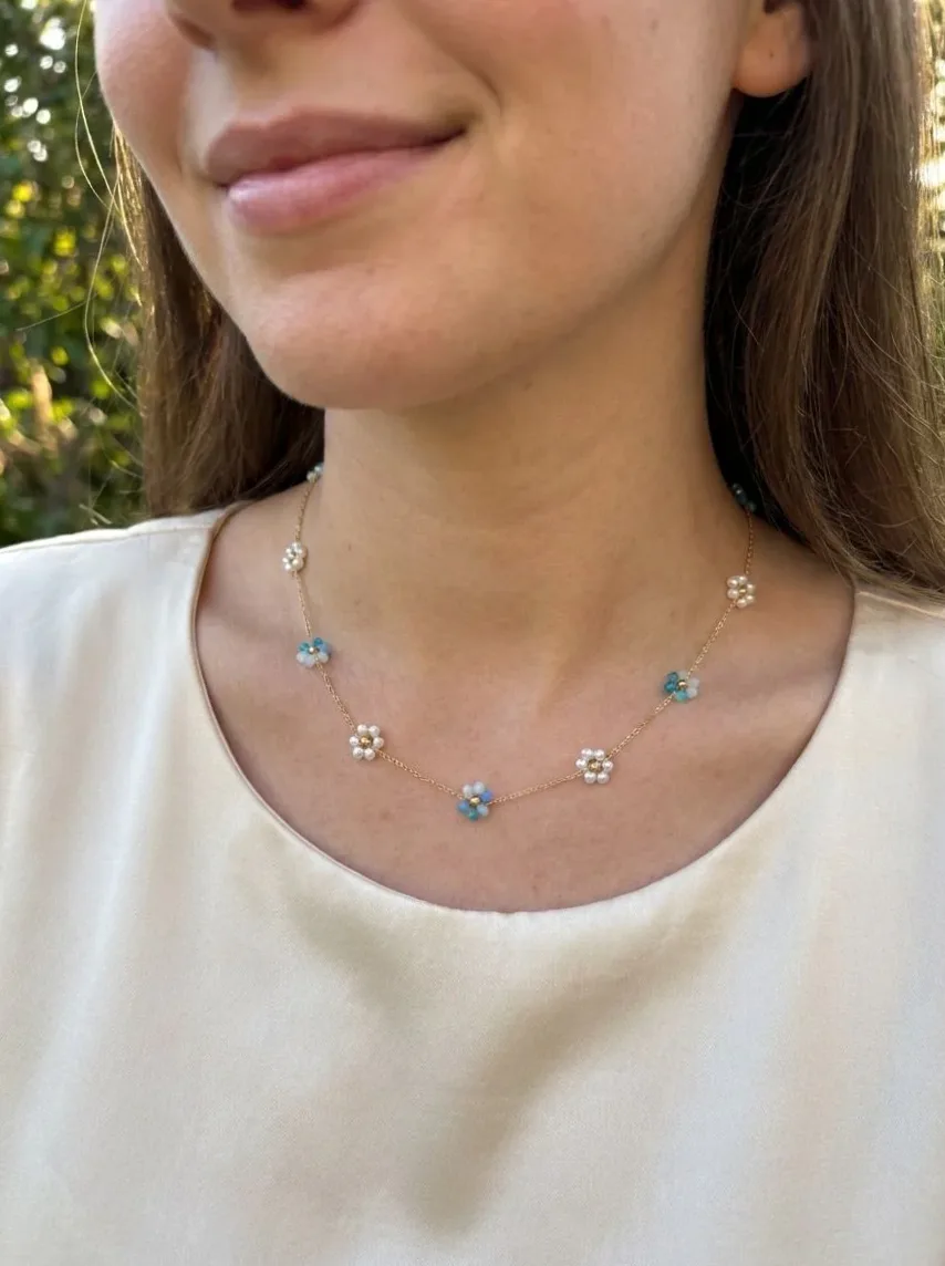 collar gargantilla flor cristales colores brillante mujer puesto en el cuello