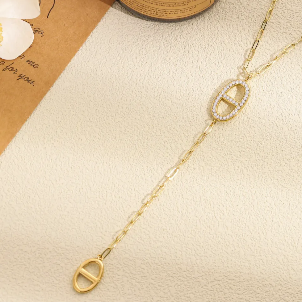 Colar Y pingente oval móvel com strass usado no pescoço