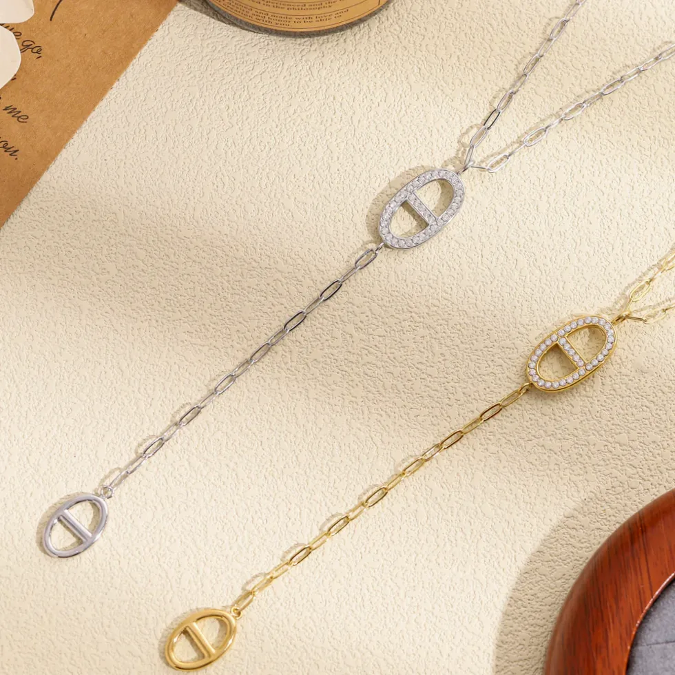 Colar Y pingente oval móvel com strass — apresentação e embalagem de presente