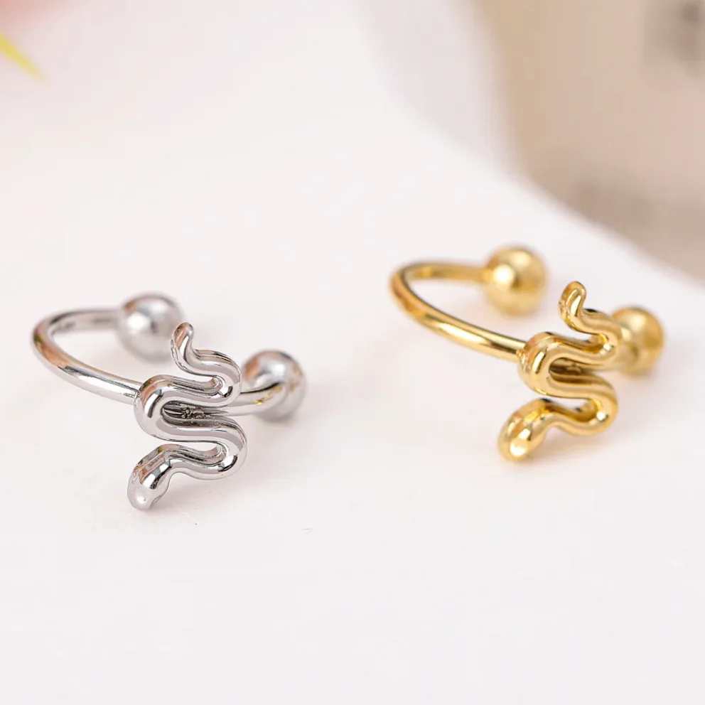 Detalhe do material e do acabamento — Earcuff mini serpente dourada estilo ousado