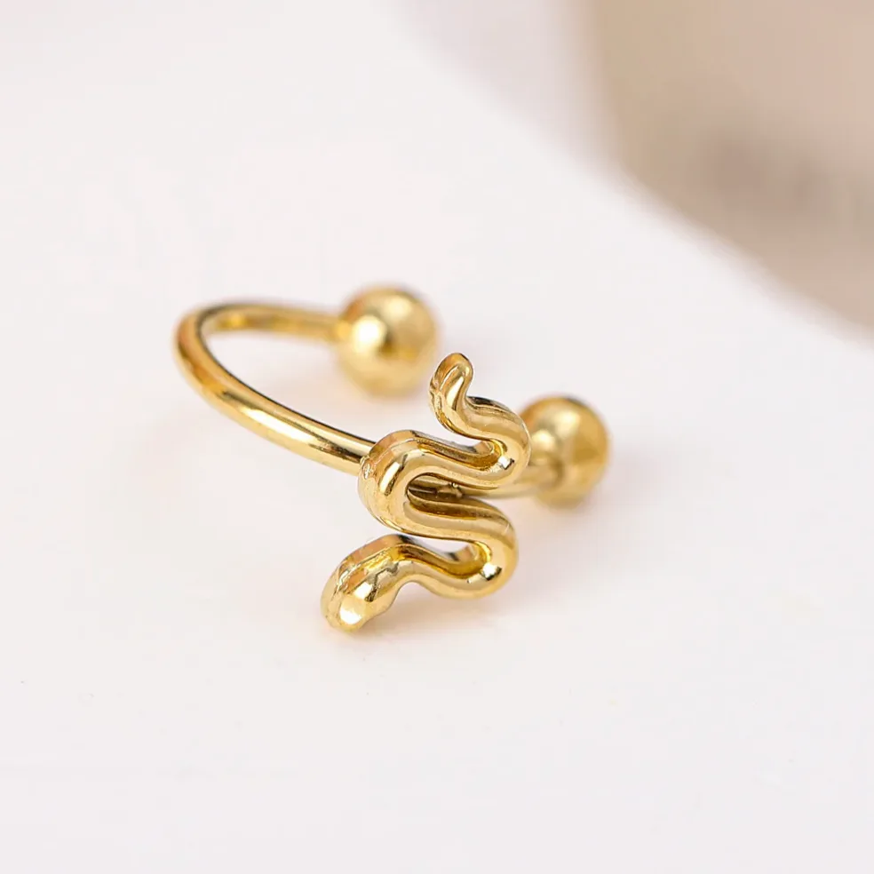 Earcuff mini serpente dourada estilo ousado usado na orelha