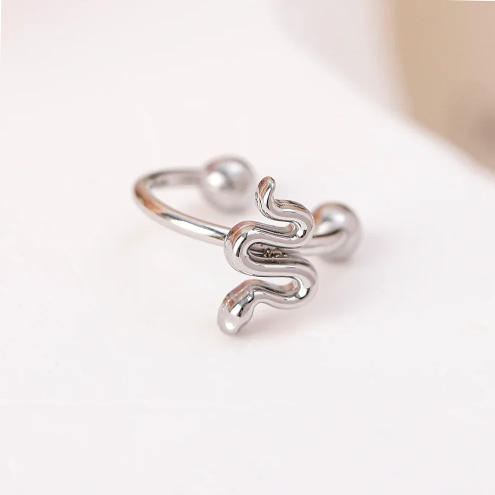 Earcuff mini serpente dourada estilo ousado — vista de escala e dimensões