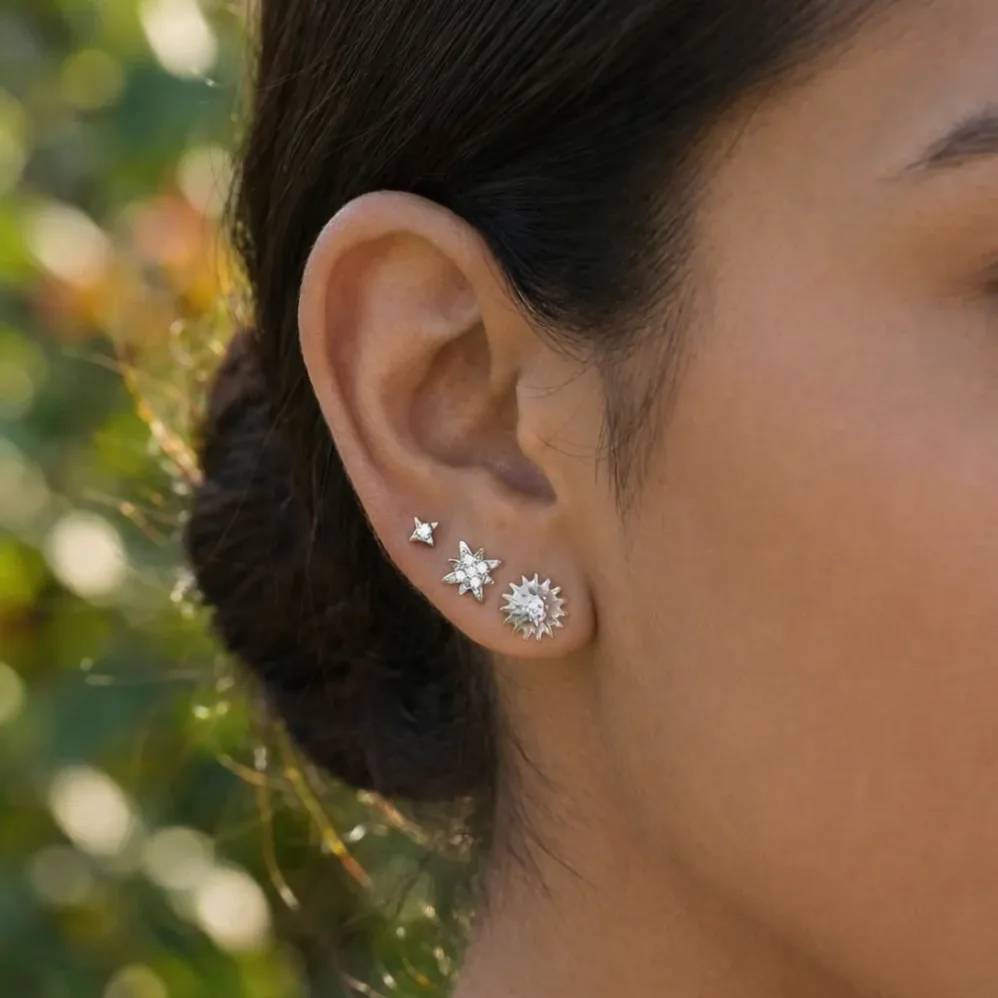 Détail de la matière et finition — Lot de 3 paires de boucles d'oreilles puces étoiles et soleils
