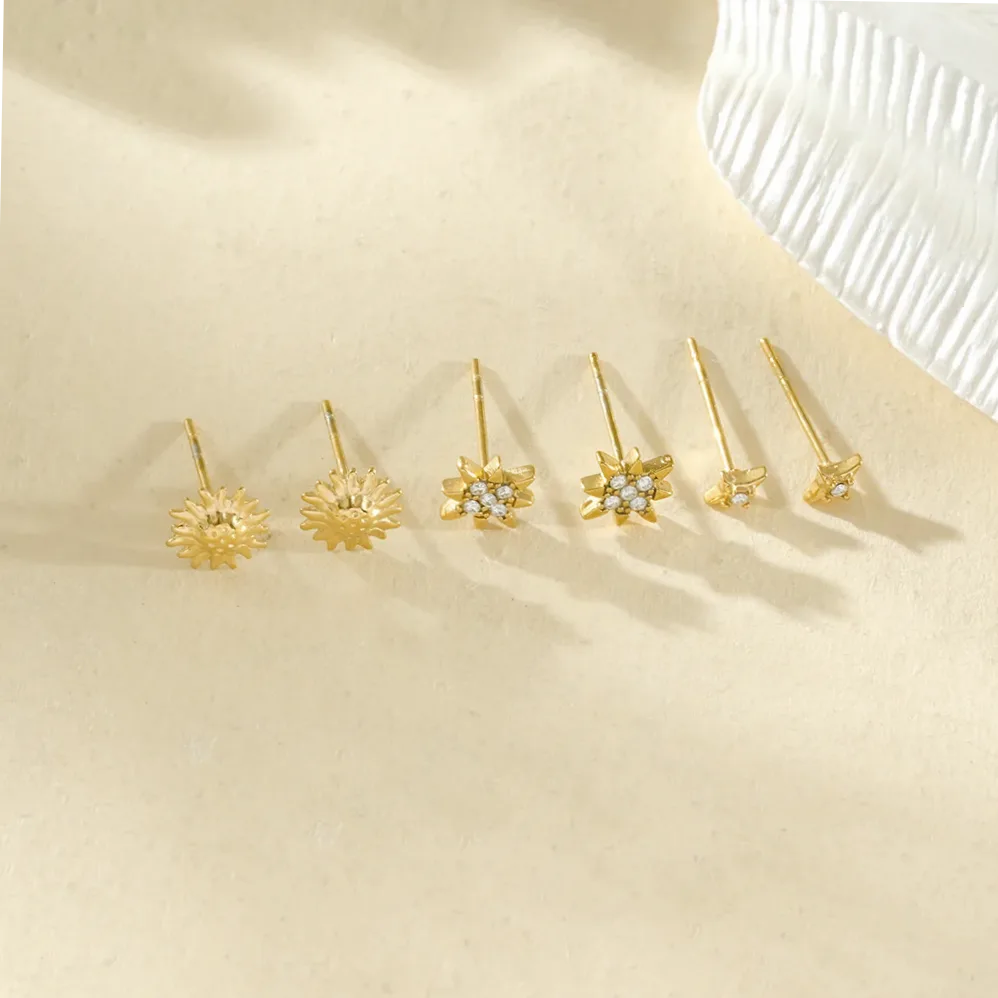 Lot de 3 paires de boucles d'oreilles puces étoiles et soleils porté à la cheville