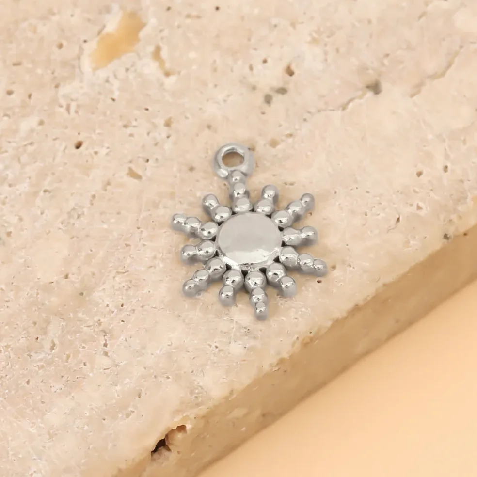 Detalhe do material e do acabamento — Pendente sol brilhante prateado conjunto três peças