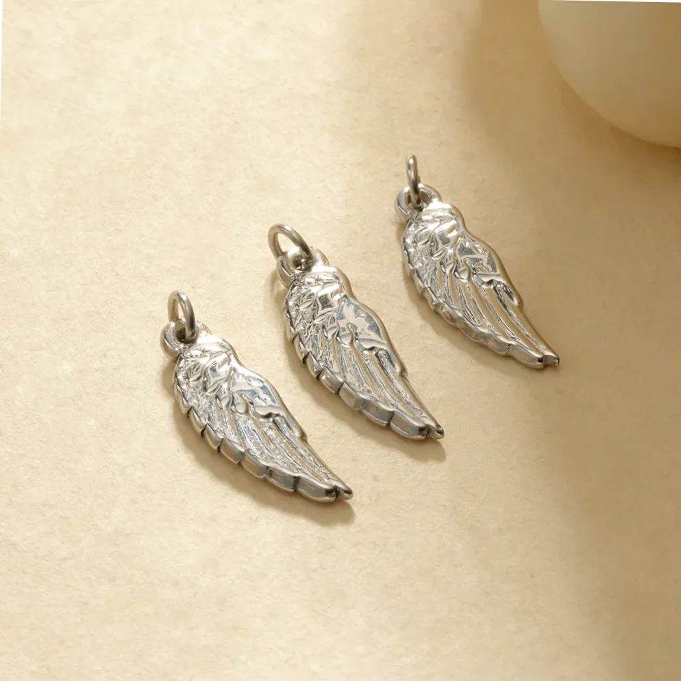Detalhe do material e do acabamento — conjunto 3 pingentes prata asas de anjo