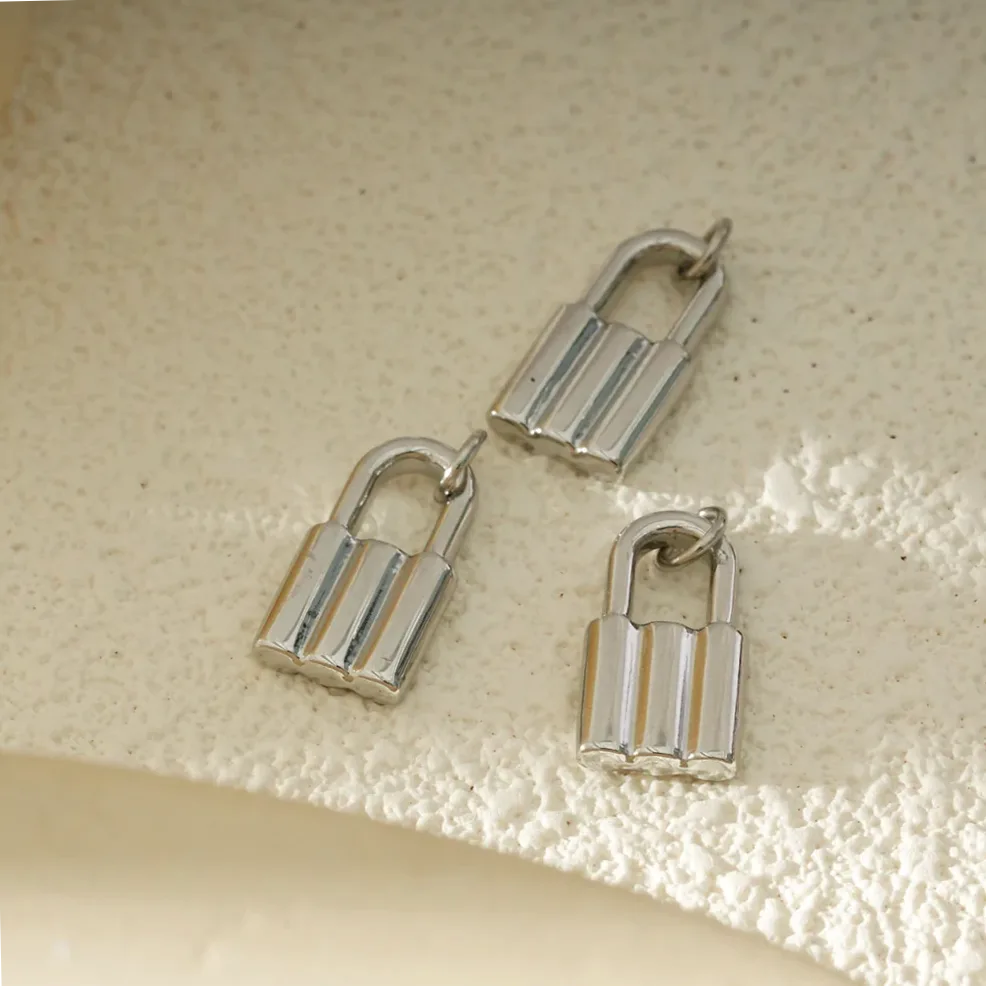 Pendente cadeado prateado conjunto 3 peças — Gemzara