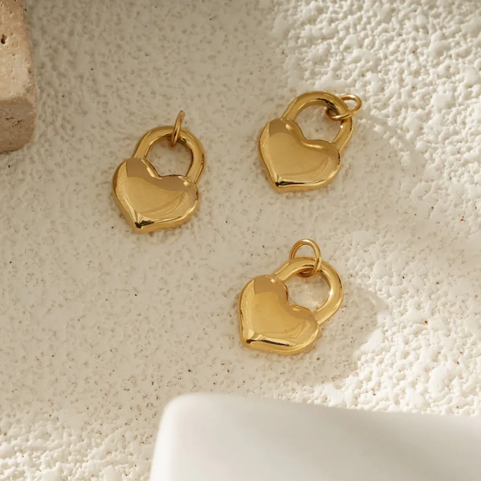 Detailansicht von Material und Verarbeitung — Herz Schloss Anhänger Gold Set Schmuck 3er