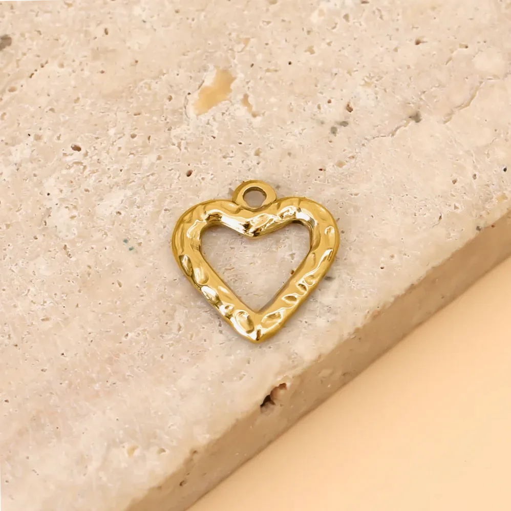 Detalhe do material e do acabamento — Conjunto 3 pingentes coração dourado martelado exclusivo