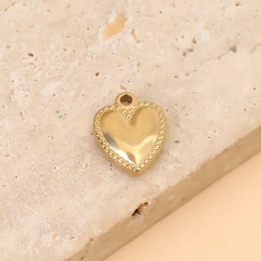 Detalhe do material e do acabamento — Pendente coração dourado com pérolas conjunto