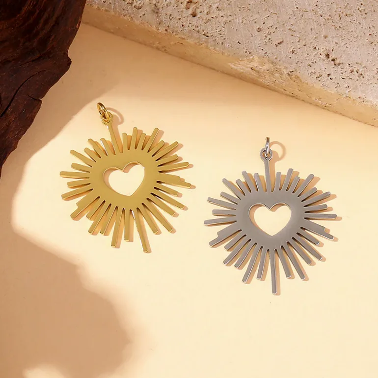 Detailansicht von Material und Verarbeitung — Set aus 3 Herzanhängern mit goldenen Linien