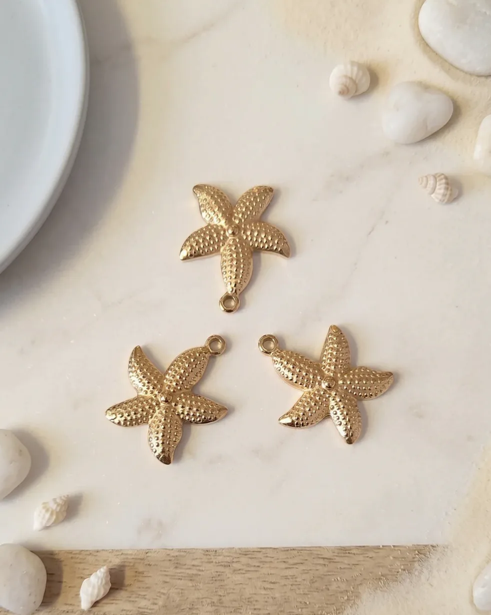 Conjunto três pingentes dourados estrela do mar texturizada