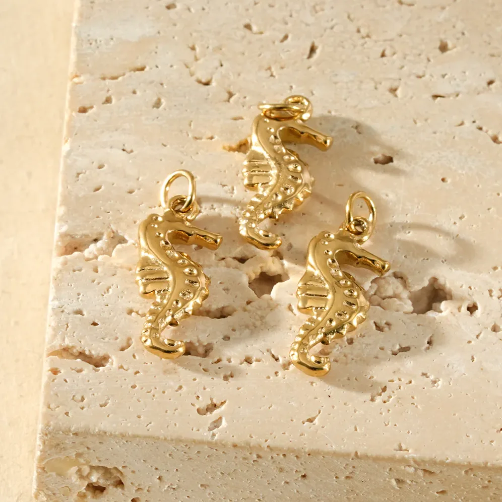 Conjunto três pingentes dourados cavalo-marinho — Gemzara