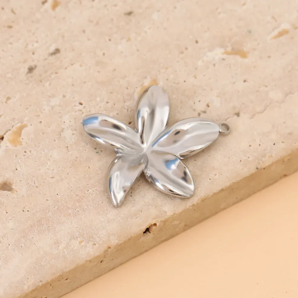 Detalhe do material e do acabamento — Pendente flor prateada brilhante conjunto 3 peças