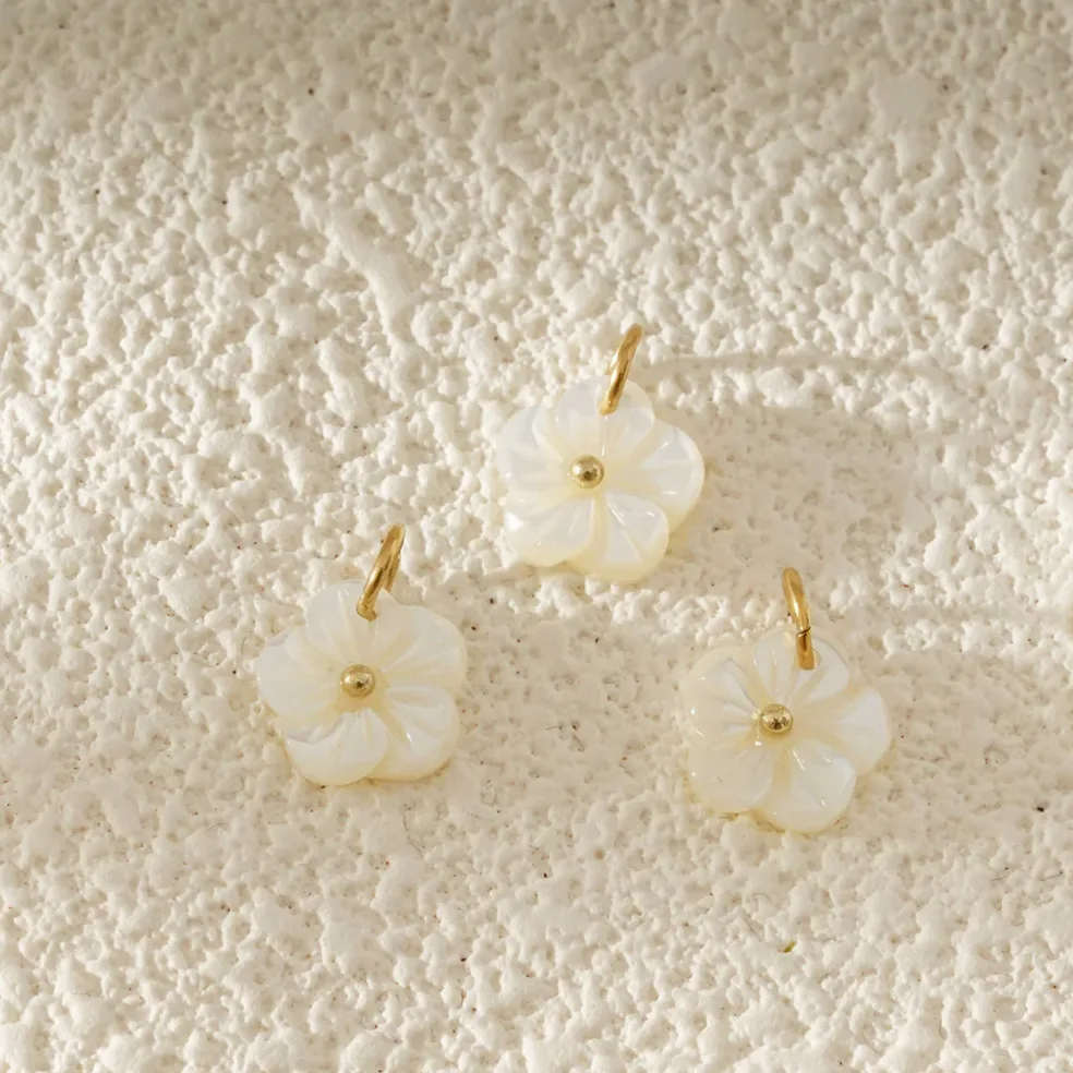 Conjunto pingentes flor madrepérola dourado feminino