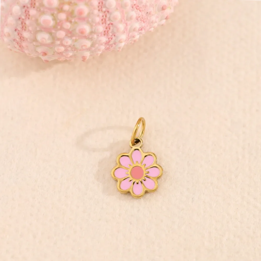 Pingentes flor rosa esmaltada contorno dourado — Gemzara