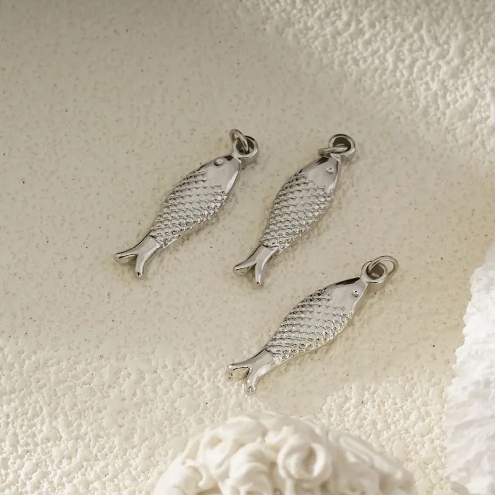 Detalhe do material e do acabamento — Pendente peixe prateado kit 3 unidades originais