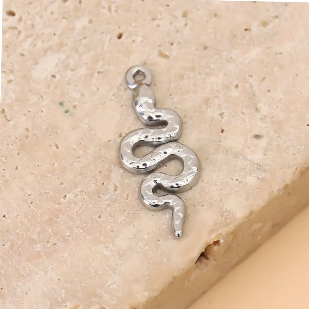Detailansicht von Material und Verarbeitung — Schlange Anhänger silber gehämmert Set Schmuck