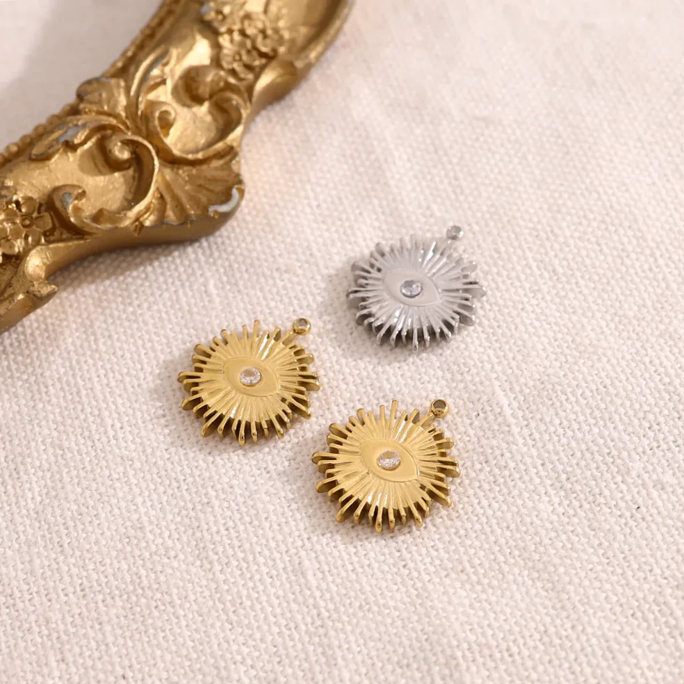 Détail de la matière et finition — Lot de 3 pendentifs soleil doré strass