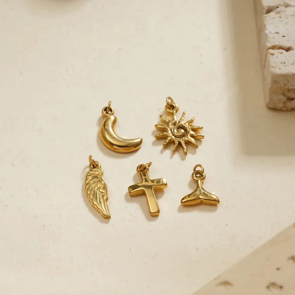 Detalhe do material e do acabamento — Conjunto três pingentes sol espiral dourado