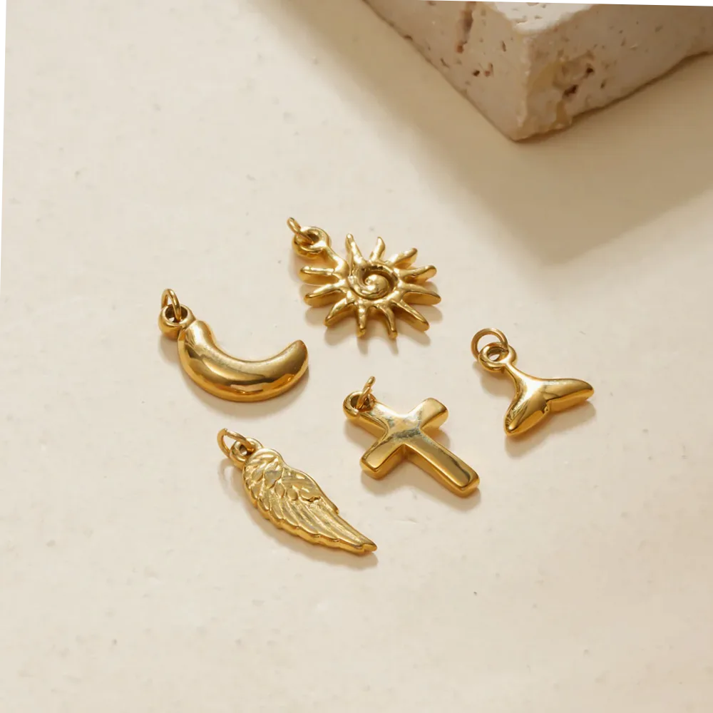 Conjunto três pingentes sol espiral dourado usado