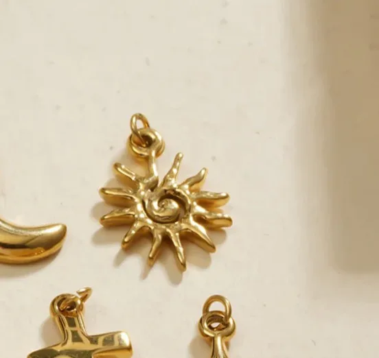 Conjunto três pingentes sol espiral dourado — Gemzara