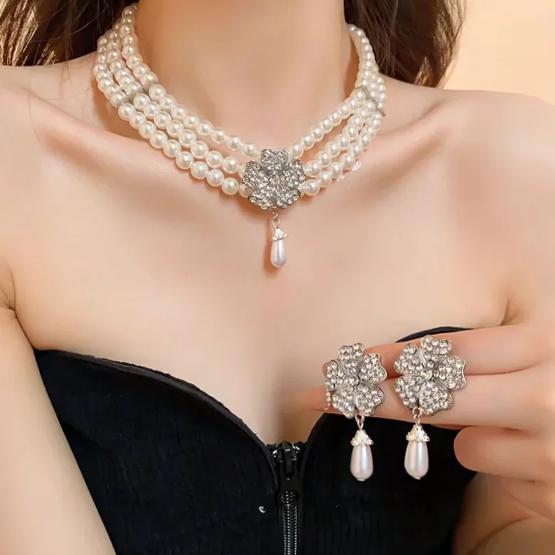 Detalhe do material e do acabamento — Conjunto 5 bijuterias florais tema branco elegante