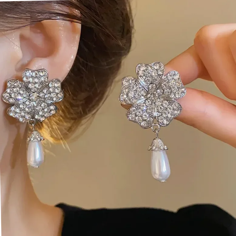 Conjunto 5 bijuterias florais tema branco elegante usado no pescoço