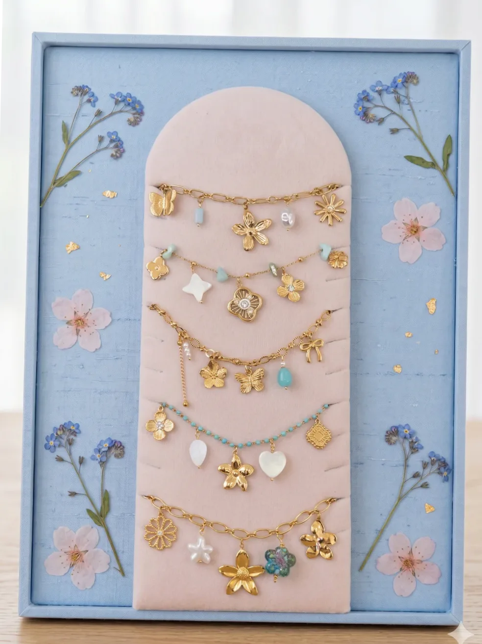 Set 5 gioielli pendenti floreali tema blu donna indossato al collo