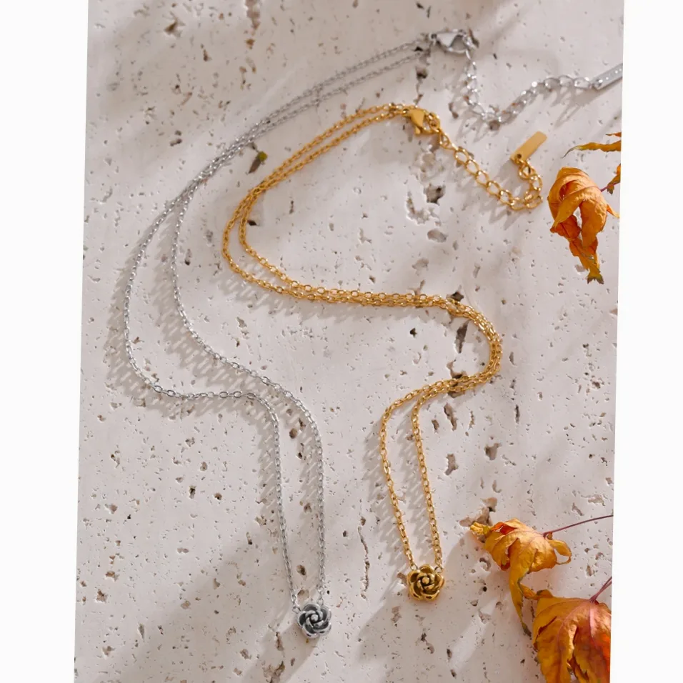 Dettaglio del materiale e della finitura — Set 5 gioielli pendenti floreali tema rosa donna