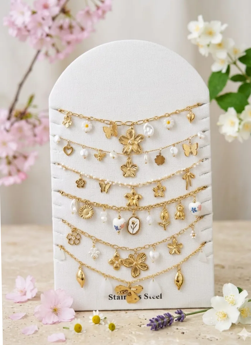 Detalhe do material e do acabamento — Kit 6 pulseiras colares tema flores brancas